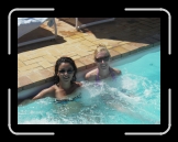 Val et Katie dans le jacuzzi